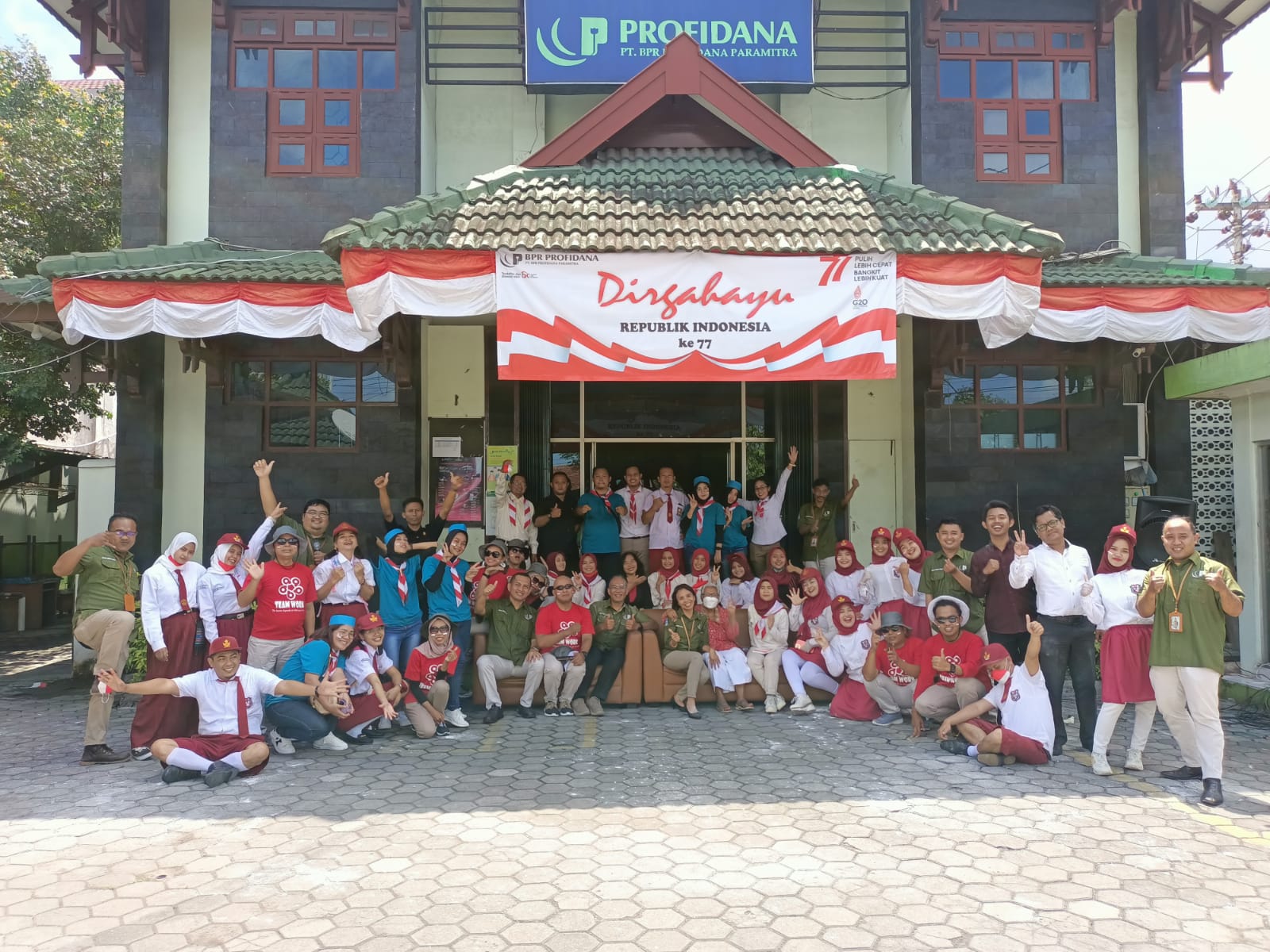 Baris Kreasi dalam Menyambut HUT RI ke-77